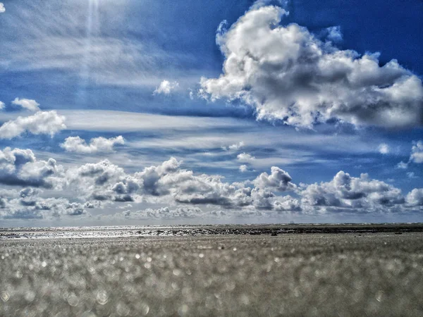 Primer Plano Una Playa Arenosa Bajo Cielo Brillante —  Fotos de Stock