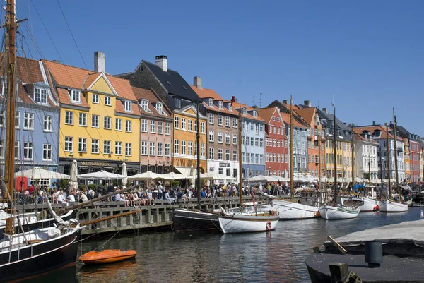 コペンハーゲン デンマーク 2013年6月6日 多くの観光客やボートとコペンハーゲンのランドマークであるニャンバンのカラフルな家 — ストック写真