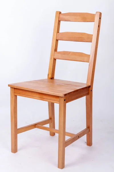 Beyaz Arka Planda Izole Edilmiş Tahta Bir Sandalyenin Dikey Görüntüsü — Stok fotoğraf