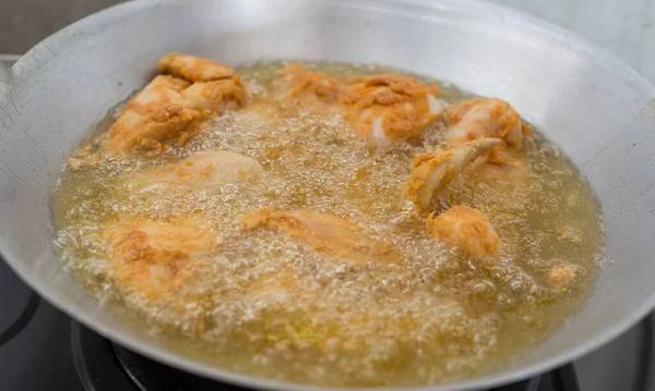 Closeup Shot Fried Chicken Boiling Hot Deep Oil Pan — Stock Photo, Image