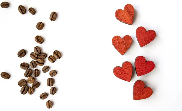 Eine Aufnahme Von Oben Mit Hölzernen Roten Herzen Und Kaffeebohnen — Stockfoto