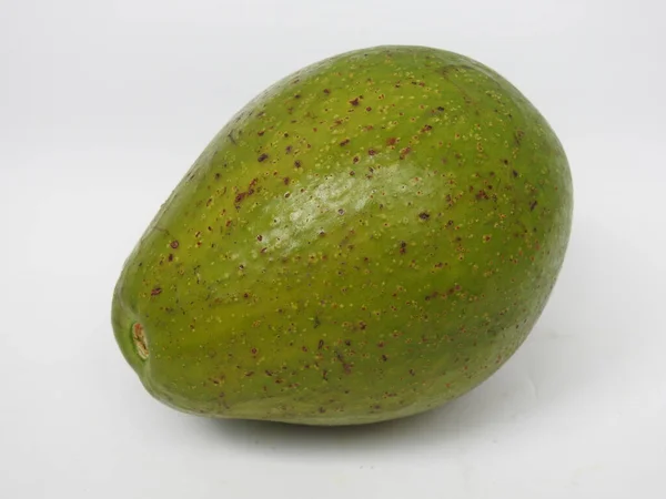 Eine Frische Rohe Avocado Isoliert Auf Weißem Hintergrund — Stockfoto