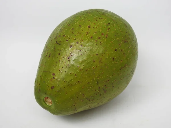Eine Frische Rohe Avocado Isoliert Auf Weißem Hintergrund — Stockfoto