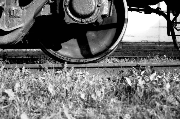 Серый Снимок Фрагмента Колес Поезда Рельсе — стоковое фото