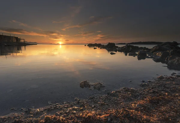 Primo Piano Della Spiaggia Con Sole Che Sorge Sull Oceano — Foto Stock