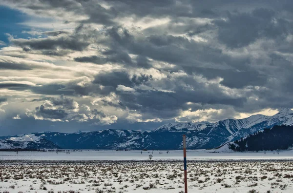 Las Hermosas Nubes Sobre Las Montañas Nieve — Foto de Stock