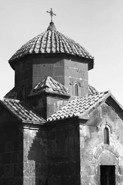 Tiro Tons Cinza Igreja Karmravor Localizada Ashtarak Armênia Capturada Sol — Fotografia de Stock