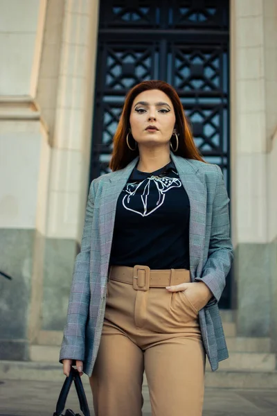 Närbild Kaukasisk Kvinna Med Vackra Kläder Som Poserar Utomhus — Stockfoto