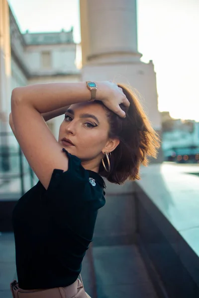 Närbild Kaukasisk Kvinna Med Vackra Kläder Som Poserar Utomhus — Stockfoto