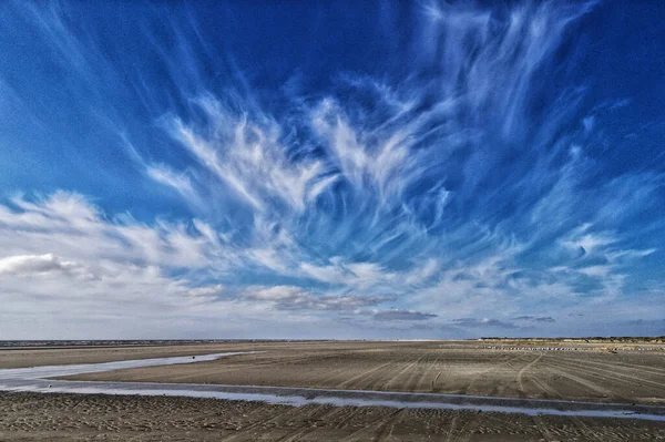 Tiro Close Uma Paisagem Arenosa Sob Céu Brilhante — Fotografia de Stock