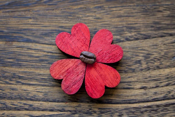 Tahta Bir Yüzeyde Izole Edilmiş Çiçek Şeklinde Kırmızı Kalplerin Üst — Stok fotoğraf