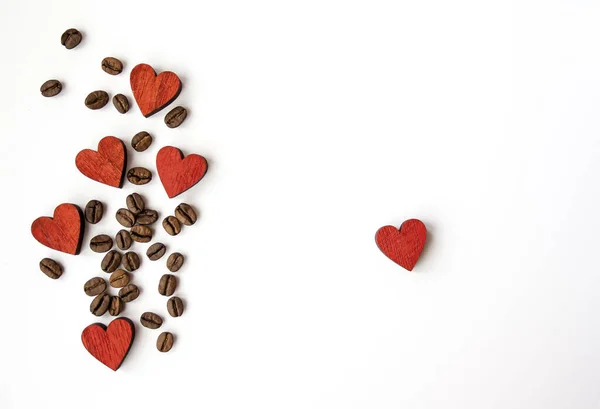 Una Toma Vista Superior Corazones Rojos Madera Granos Café Aislados — Foto de Stock