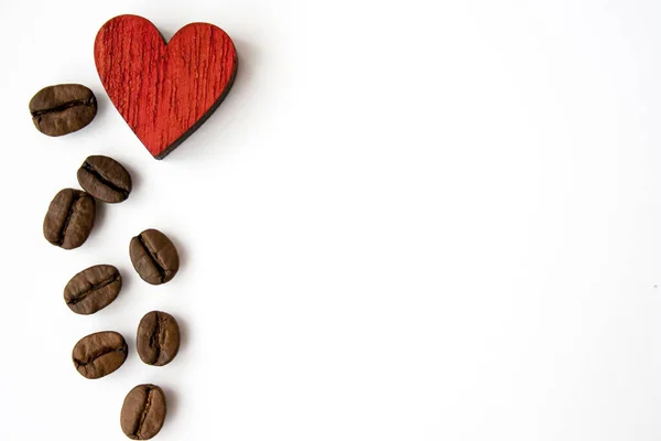 Снимок Верхнего Вида Деревянного Красного Сердца Кофейных Зерен Белом Фоне — стоковое фото