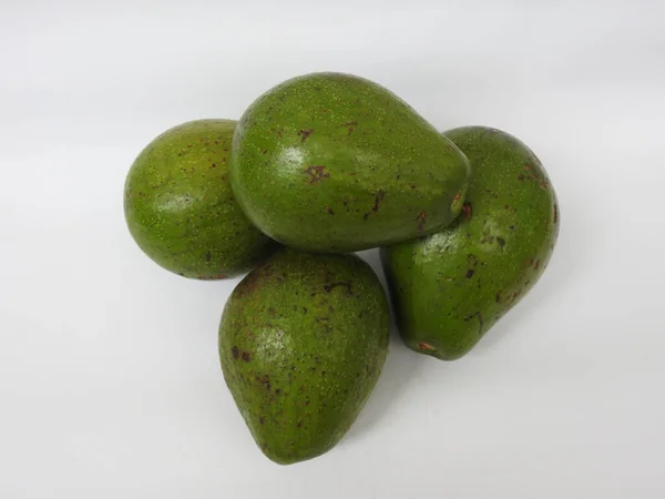 Aguacates Frescos Sobre Fondo Blanco — Foto de Stock