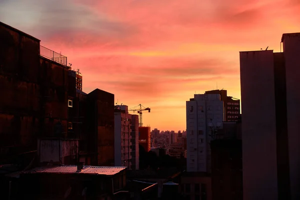 都市部の美しい赤と黄色の夕日 — ストック写真