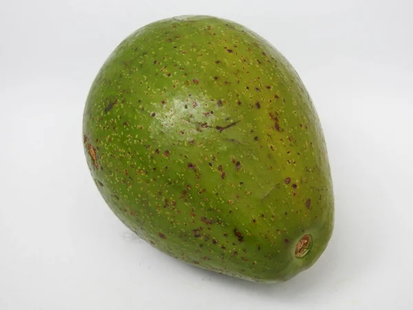 Eine Frische Rohe Avocado Isoliert Auf Weißem Hintergrund — Stockfoto