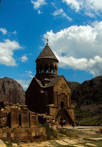 Tiro Vertical Mosteiro Noravank Muitas Pedras Cruzadas Antigas Contra Céu — Fotografia de Stock