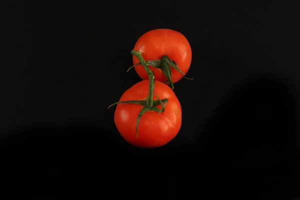 Gros Plan Deux Tomates Fraîches Sur Backgro Noir — Photo