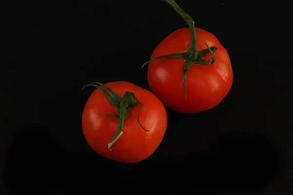 Een Close Van Twee Verse Tomaten Een Zwarte Achtergrond — Stockfoto