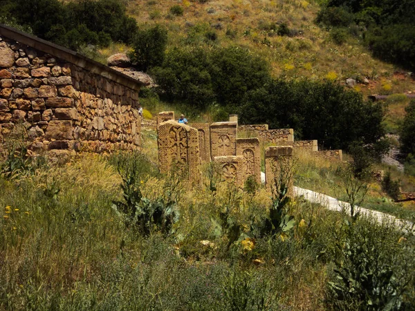 许多亚美尼亚古老的十字石出现在教堂前面 — 图库照片