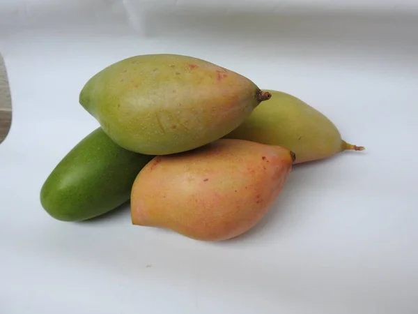 Primer Plano Fruta Mango Crudo Totapuri Aislada Sobre Fondo Blanco —  Fotos de Stock