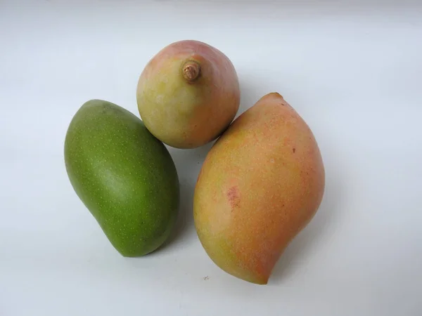 Primer Plano Fruta Mango Crudo Totapuri Aislada Sobre Fondo Blanco — Foto de Stock