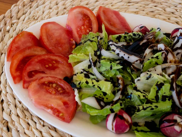 Appetizing Summer Salad Fresh Tomatoes Lettuce Leaves Onion Radish Seeds — Stock Photo, Image