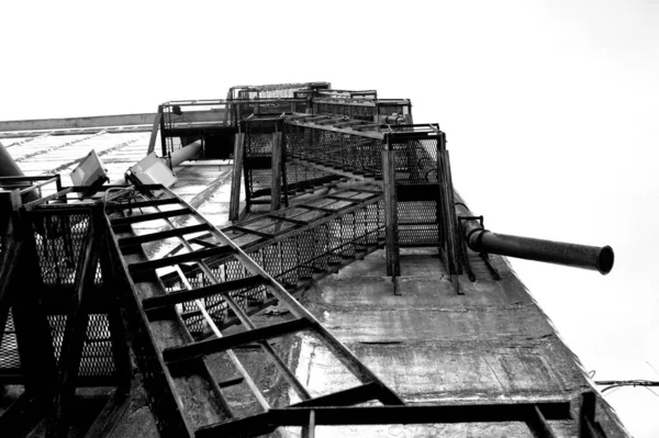 Uma Imagem Tons Cinza Edifício Industrial Com Uma Escadaria Aço — Fotografia de Stock