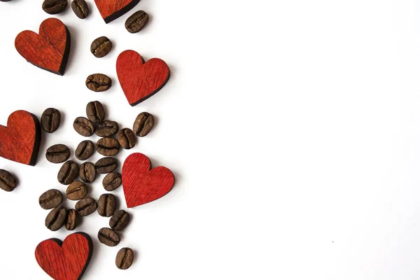 Eine Aufnahme Von Oben Mit Hölzernen Roten Herzen Und Kaffeebohnen — Stockfoto