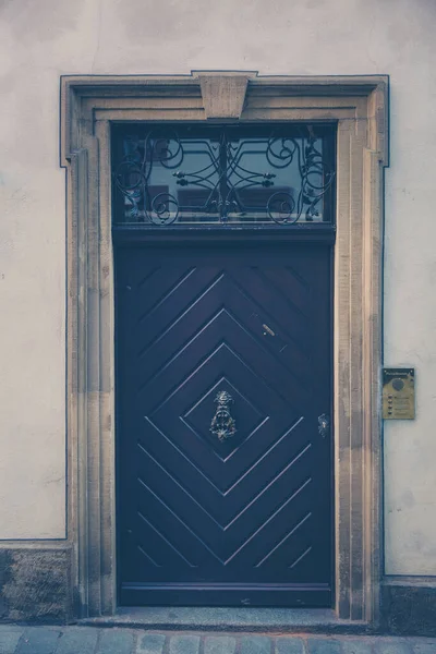 装飾品と古いドアのノッカーと黒の金属製のドアの垂直ショット — ストック写真
