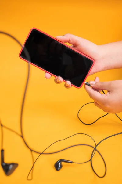 Een Verticaal Schot Van Een Persoon Die Oortelefoons Aansluit Een — Stockfoto