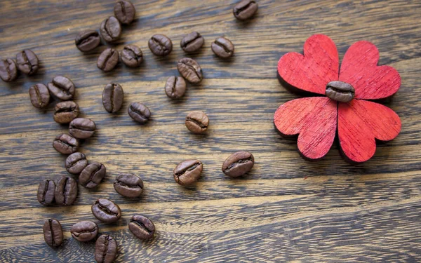 Górny Widok Strzał Czerwonych Serc Kształcie Kwiatka Ziarna Kawy Izolowane — Zdjęcie stockowe