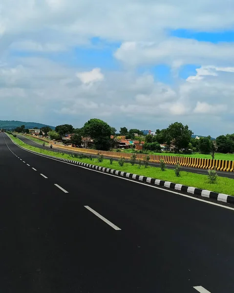 Une Autoroute Vide Des Maisons Village Entourées Beau Champ Paysager — Photo