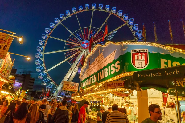 ドイツ ハンブルク2021年5月1日 ドイツ ハンブルクの夜の遊園地 — ストック写真
