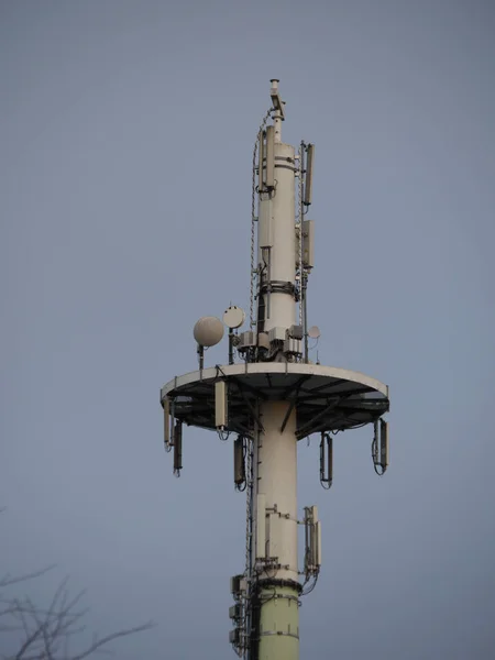 Tiro Vertical Uma Torre Telecomunicações Alta Com Céu Limpo Fundo — Fotografia de Stock