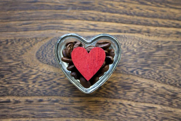 Kırmızı Bir Kalbin Tahtadan Bir Yüzeye Izole Edilmiş Kahve Çekirdeklerinin — Stok fotoğraf