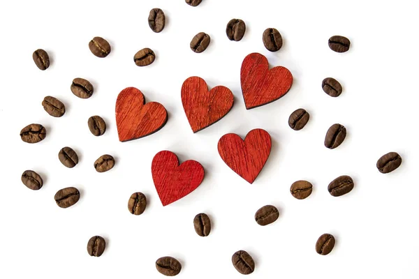 白を基調とした木の赤いハートとコーヒー豆の絶景 — ストック写真