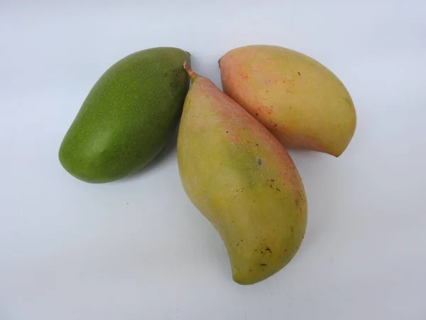Primer Plano Fruta Mango Crudo Totapuri Aislada Sobre Fondo Blanco — Foto de Stock