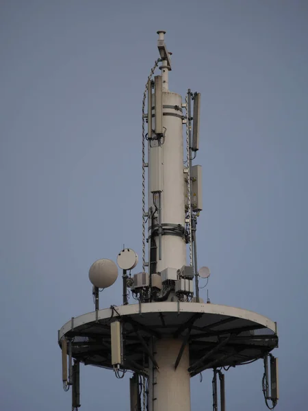 Plano Vertical Una Torre Telecomunicaciones Alta Con Cielo Despejado Fondo —  Fotos de Stock