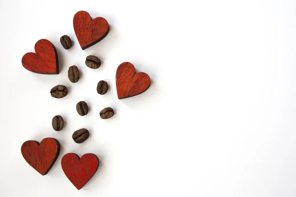 Beyaz Arka Planda Izole Edilmiş Ahşap Kırmızı Kalpler Kahve Çekirdekleri — Stok fotoğraf