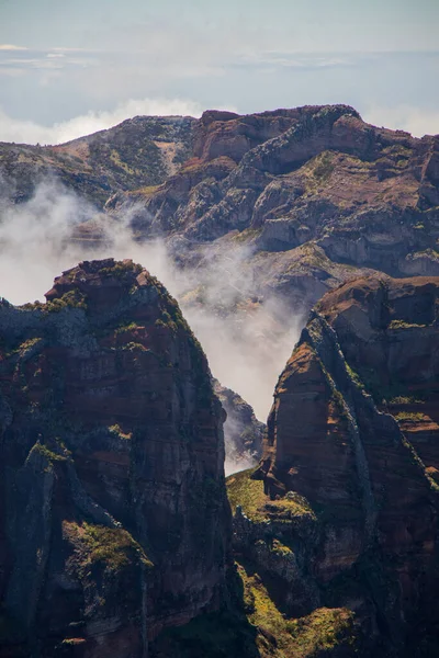 Красивый Вид Знаменитые Горы Пико Руиву Покрытые Белыми Облаками Куррал — стоковое фото
