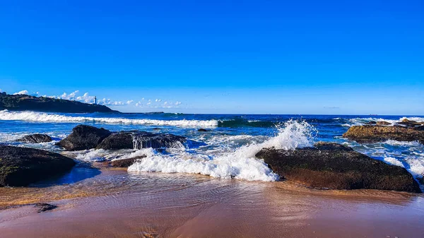 蓝天下岩石海岸的广角镜头 — 图库照片