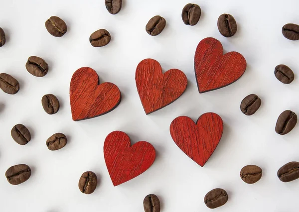 Вид Сверху Снимок Деревянных Красных Сердец Кофейных Зерен Белом Фоне — стоковое фото