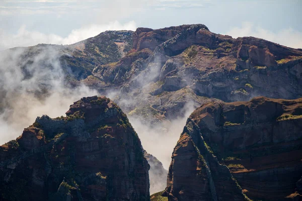 白い雲に覆われた有名なPico Ruivo山の美しい景色 カーラル ポルトガル — ストック写真