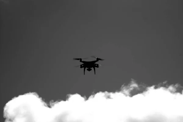 Una Toma Ángulo Bajo Escala Grises Dron Vuelo Con Cielo —  Fotos de Stock