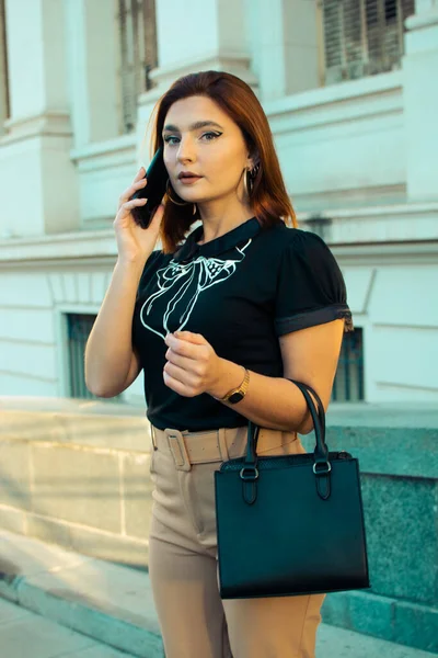 Primer Plano Una Mujer Caucásica Con Smartphone Posando Aire Libre —  Fotos de Stock