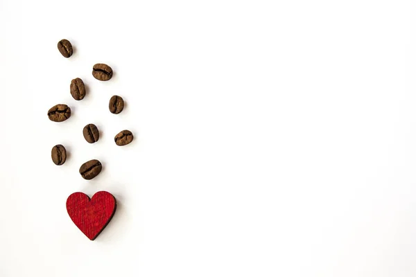 Снимок Верхнего Вида Деревянного Красного Сердца Кофейных Зерен Белом Фоне — стоковое фото