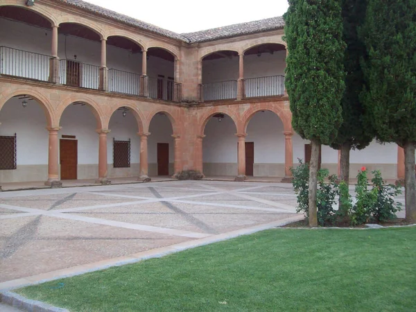 Edificio Dos Pisos Con Arcos Columnas Gran Jardín — Foto de Stock