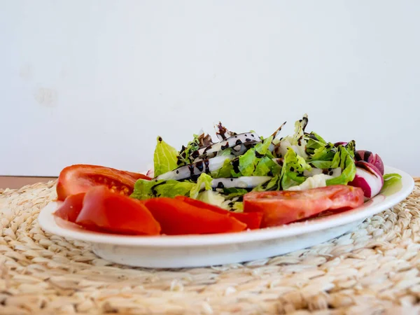 Ein Teller Mit Frischem Sommersalat Mit Tomaten Salatblättern Zwiebeln Und — Stockfoto