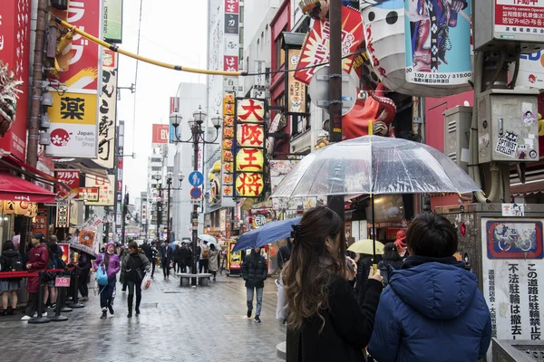 京都府京都市 2019年12月24日 大阪府大阪市 11月28日 雨の日には 大阪の道頓堀通りを訪れる人がいます 道頓堀は大阪の主要な歓楽街です — ストック写真